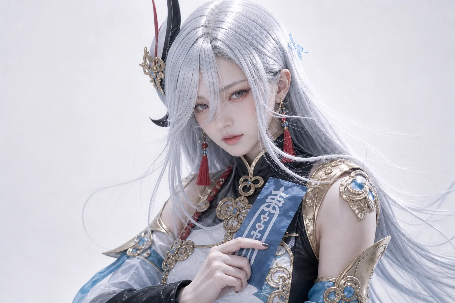 申鹤手持符纸静默特写 Cosplay 拍摄动作参考图